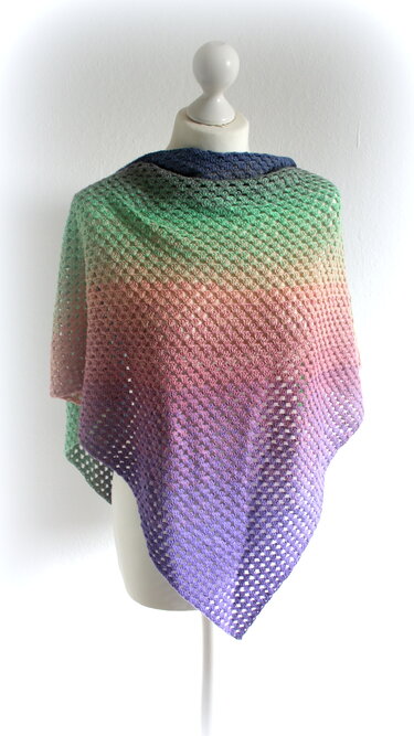 Gehäkeltes Dreieckstuch mit pastellfarbenem Farbverlauf auf Schneiderpuppe