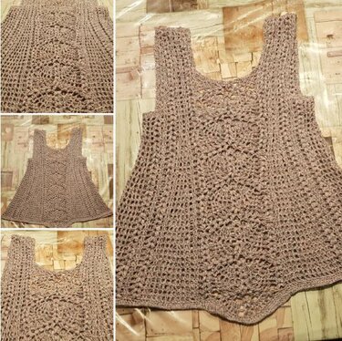 Beiges gehäkeltes Damen-Top mit zentralem Relief- und seitlichem Lochmuster, Nahaufnahme