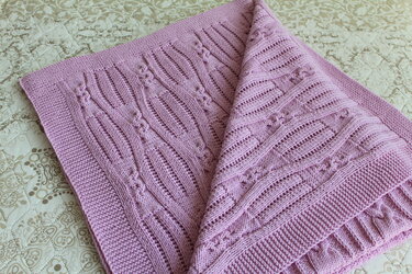 Gestrickte lavendelfarbene Babydecke mit Strukturmuster