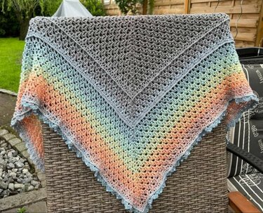 Häkelanleitung Dreieckstuch Lizzy mit Perlen im Relief - Blütenmuster