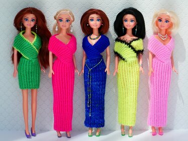 Fünf Puppen in modischen, handgestrickten Outfits