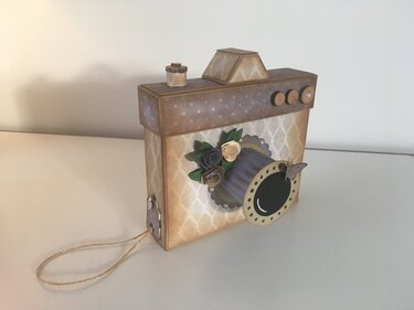 Detailreich gestaltete Papierkamera aus Papier in Braun und Beige mit Papierblumen, Perlen und Schmetterling.