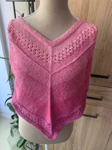 Ärmelloses pinkes gestricktes Top mit V-Ausschnitt und Lochmuster auf einem Mannequin