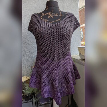 Violette gehäkelte Tunika mit schwingendem Saum auf Mannequin