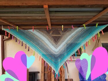 Gehäkeltes Dreieckstuch beim Blocken mit Lochmuster und Zackenrand