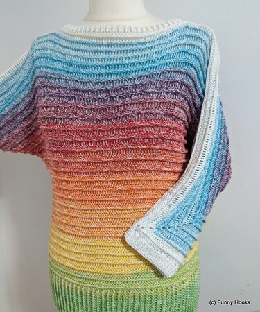 Gehäkelter Damenpullover mit Regenbogen-Farbverlauf, U-Boot-Ausschnitt und weiten Ärmeln auf einer Schneiderpuppe.