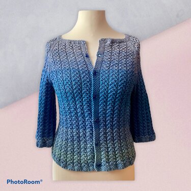 Gestrickte Damenjacke mit Farbverlauf in Blau- und Grautönen, 3/4-Ärmel und Knopfleiste auf Schaufensterpuppe