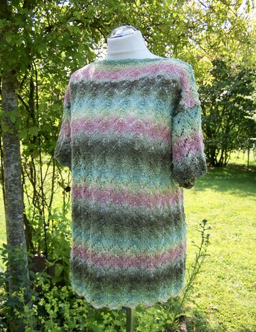 Rückansicht eines gestrickten Damenpullovers in Pastellfarben mit Ajourstreifen, kurzen Ärmeln und Wellensaum