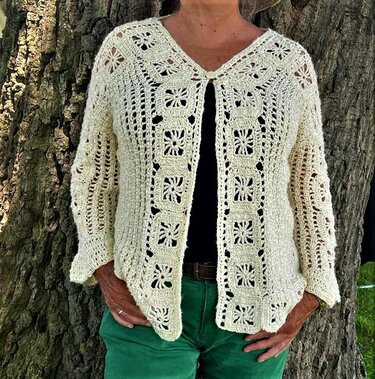 Jacke mit Grannys und Trompetenärmeln - Häkelanleitung