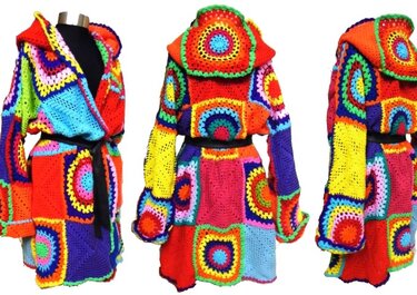 Bunter Boho-Häkelmantel mit Granny-Quadraten, Kapuze und Gürtel, Vorder- und Seitenansichten
