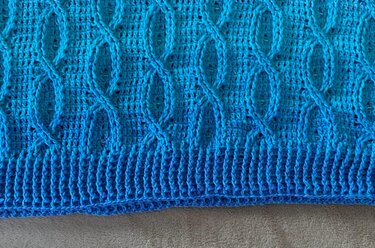 Gehäkeltes Rautenmuster in Blau‑Türkis, Nahaufnahme
