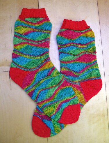 Bunte gestrickte Damensocken mit roter Ferse, roter Spitze und Rippenbündchen