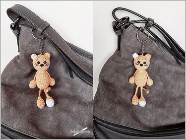 Gehäkelter Amigurumi-Katzen-Schlüsselanhänger an grauer Tasche