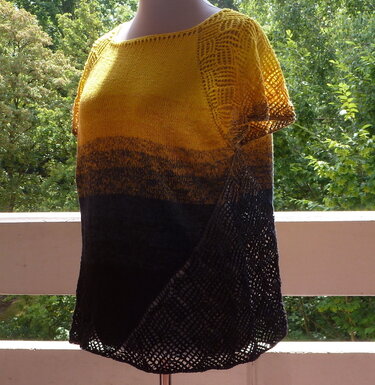 Gestrickte Damen-Tunika Gelb zu Schwarz mit Lochmuster