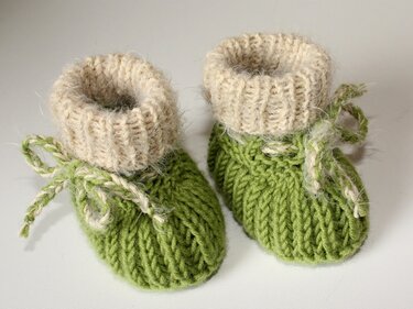 Strickanleitung Babyschuhe, Booties im Patentmuster, Sohlenlänge 9 cm