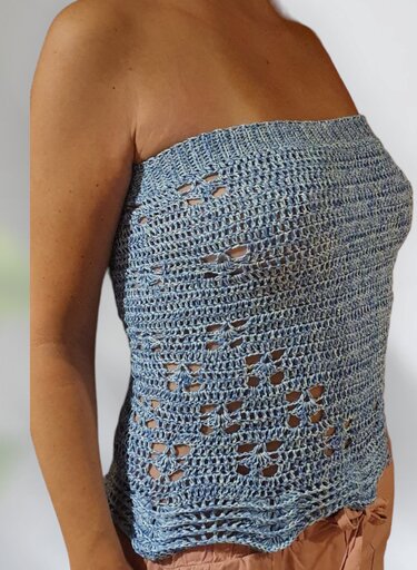 Trägerloses gehäkeltes Bandeau-Top in Hellblau mit Lochmuster
