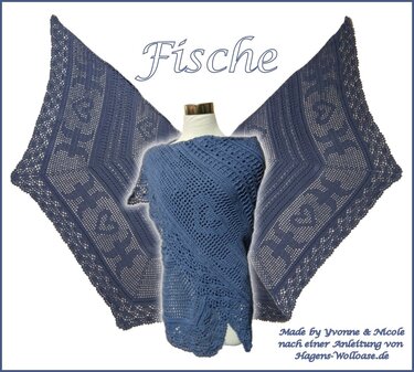 Blaues gehäkeltes Dreieckstuch mit Fisch- und Herzmotiven auf Schneiderpuppe
