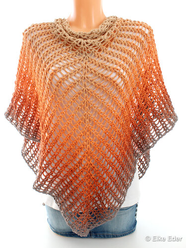 Gehäkeltes Dreieckstuch mit Farbverlauf in Beige-Orange-Braun auf Mannequin
