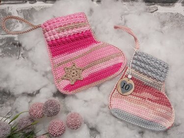 Zwei gehäkelte Weihnachtsstiefel in Rosa und Grau mit Stern und Holzanhänger 10