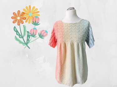 Gestricktes Damen-Shirt mit Ombre-Farbverlauf (Koralle–Gelb–Hellblau) auf Schneiderpuppe, feines Muster im oberen Bereich