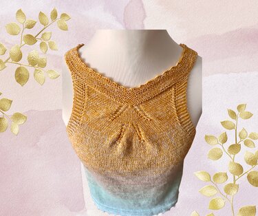 Gestricktes ärmelloses Damen-Top auf Schaufensterpuppe, senfgelb oben mit zentraler Passe und hellblauem Verlauf unten