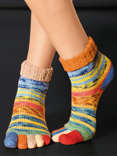 Füße mit bunten, gestreiften Zehensocken mit separaten Zehenfächern und gerippten Bündchen.