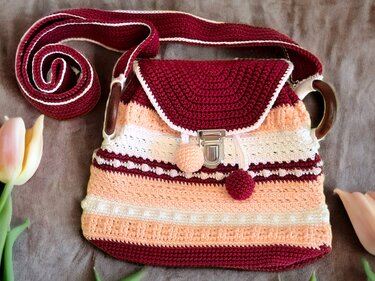 Gehäkelte Umhängetasche in Burgund, Pfirsich und Creme mit Umschlag, Metallschließe und Bommeln