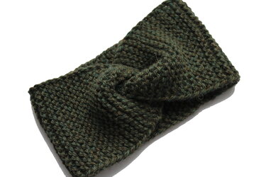 dunkelgrünes gestricktes Stirnband mit gedrehtem Knoten, flach auf weißem Hintergrund