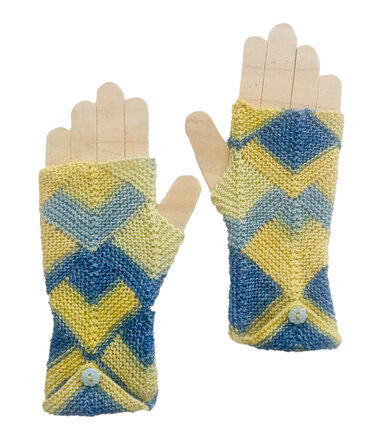 Gestrickte gelb-blaue, fingerlose Damenstulpen mit Zickzackmuster auf Holz-Handmodellen
