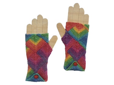 Fingerlose gestrickte Damen‑Handstulpen in Regenbogenfarben mit Rautenmuster und rotem Blütenknopf auf Holzhandschaufenstern