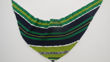 Dreieckstuch, kraus rechts gestrickt, gestreift in Dunkelblau, Grün, Limette und Weiß
