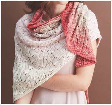 Person trägt gestricktes Dreieckstuch in Creme bis Koralle mit Lochmuster