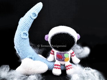 Astronaut on the moon Crochet Pattern