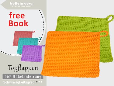 Zwei quadratische gehäkelte Topflappen in Orange und Grün mit Aufhängeschlaufen; kleinere Topflappen in Rot, Türkis und Lila im Hintergrund.