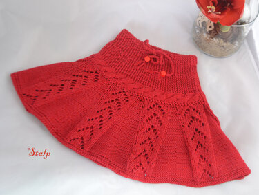 Roter gestrickter Kinderrock mit Ajourmuster, geripptem Bund und Kordel