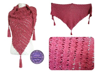 Rotrosa gehäkeltes Dreieckstuch mit Ajourmuster und Quasten, gezeigt getragen, flach liegend und in Detailaufnahme.