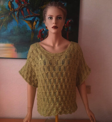 Schaufensterpuppe mit olivgrünem, kurzärmeligem Strickshirt mit Loch- und Strukturmuster