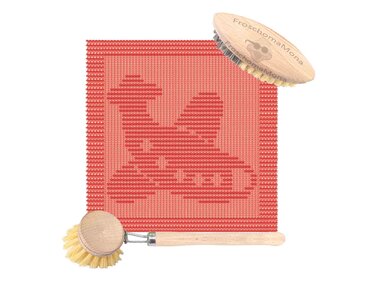 Rotes gestricktes Tuch mit Froschmotiv und zwei Holzbürsten auf weißem Hintergrund