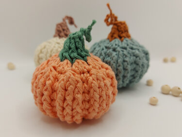 Mini-pumpkin Izzy - no sewing, no glueing - Crochet