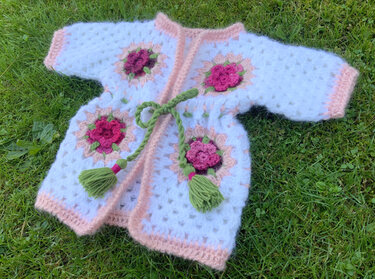 Rosenkimono für Babys und Kleinkinder - Häkeln