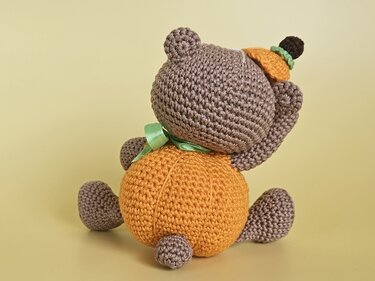 Boo der Kürbis - Bär im Halloween Kostüm - Amigurumi Häkelanleitung