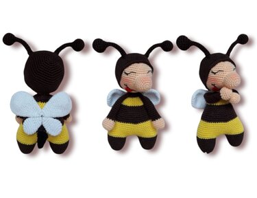 Drei Ansichten einer gehäkelten Amigurumi-Biene mit gelb-schwarzem Körper, hellblauen Flügeln und Antennen