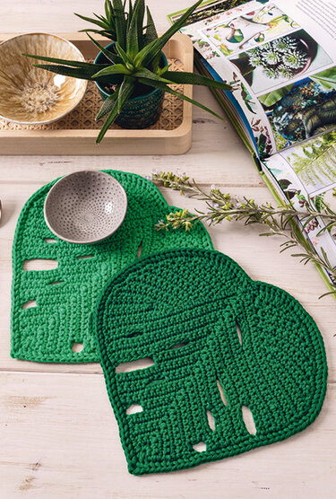 Gehäkelte Monstera, dekorativer Übertopf und passende Platzsets - Häkeln