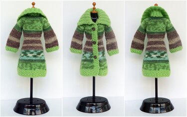 Vorder- und Rückansicht eines gestrickten Mini-Puppenmantels mit Kapuze auf Ständer