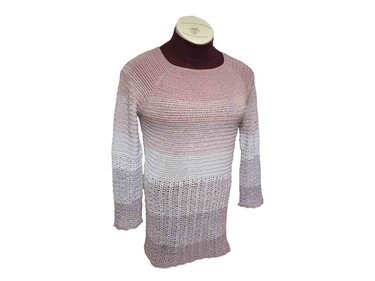 Gehäkelte Damentunika in Ombré (Rosa, Weiß, Grau) auf einer Schaufensterpuppe
