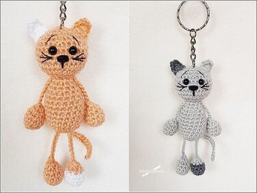 Zwei gehäkelte Katzen-Amigurumi Schlüsselanhänger in Orange und Grau