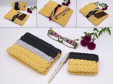Zwei gehäkelte Organizer-Taschen in Gelb und Grau mit Häkelnadeln, Brille und Stift auf weißem Hintergrund