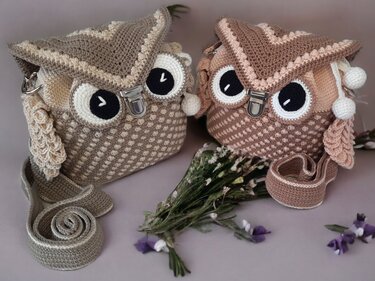 Zwei gehäkelte Eulen-Umhängetaschen in Beige und Braun mit Metallverschluss und langen Schultergurten.