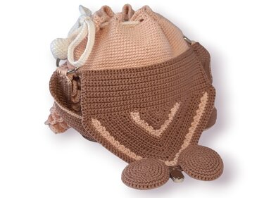 Handgehäkelte Umhängetasche in Braun und Rosé mit Kordelzug und V-Muster