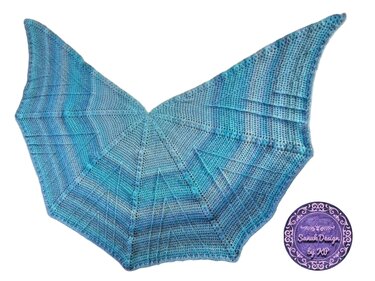 Gehäkeltes Tuch in Schmetterlingsform mit Blau‑ und Türkistönen auf weißem Hintergrund